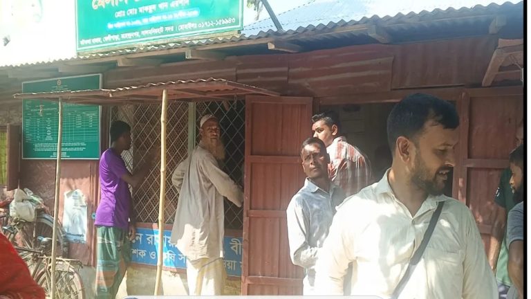 লালমনিরহাটে অবৈধভাবে সার বিক্রি, ডিলারকে জরিমানা