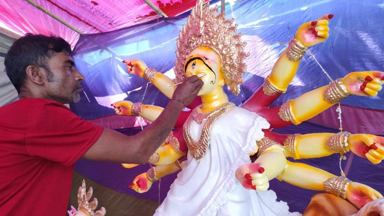 খাগড়াছড়িতে দুর্গা প্রতিমা তৈরিতে চলছে শেষ মুহুর্তের রং তুলির প্রস্তুতি