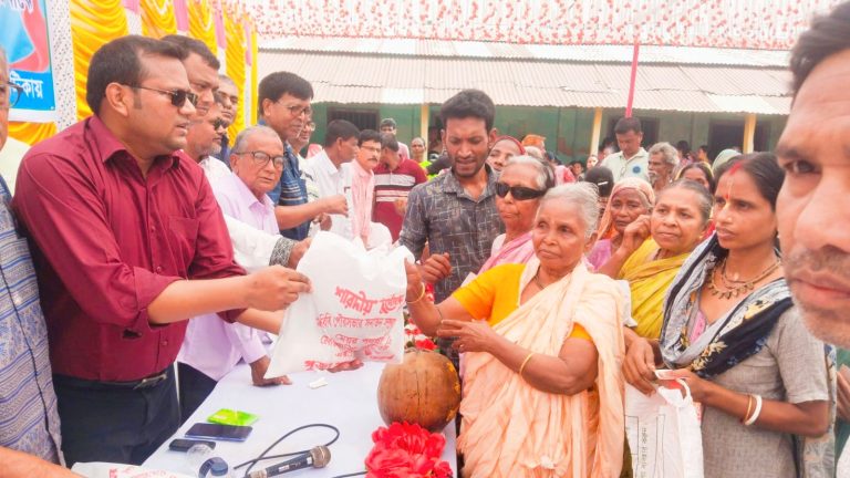 জয়পুরহাটের পাঁচবিবিতে ১৮শ পরিবারের মাঝে মেয়র প্রার্থী শামীমের পূজা সামগ্রী বিতরণ