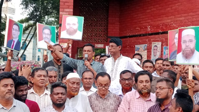 ফুলবাড়ীতে জেলা বিএনপির নেতাদের বিরুদ্ধে অপপ্রচারের প্রতিবাদে বিক্ষোভ সমাবেশ 