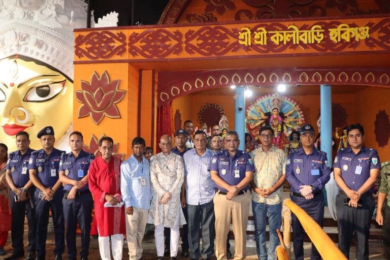 পূজায় নিরাপত্তা নিশ্চিতে হবিগঞ্জের মণ্ডপ পরিদর্শন করলেন সিলেট রেঞ্জের অ্যাডিশনাল ডিআইজি