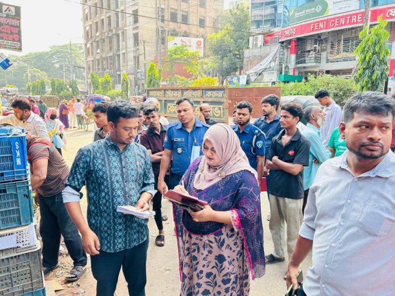 ফেনীতে ফুটপাত দখল মুক্ত করতে ভ্রাম্যমাণ আদালতের অভিযান