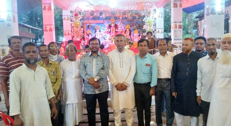 ফেনীর বিভিন্ন পূজামণ্ডপ পরিদর্শনকালে এবি পার্টির চেয়ারম্যান মজিবুর রহমান মঞ্জু