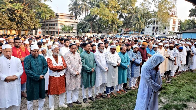 বগুড়ায় সৌদি আরবে নিহত শাহেদ আহমেদের জানাজায় জনপ্রতিনিধিরা