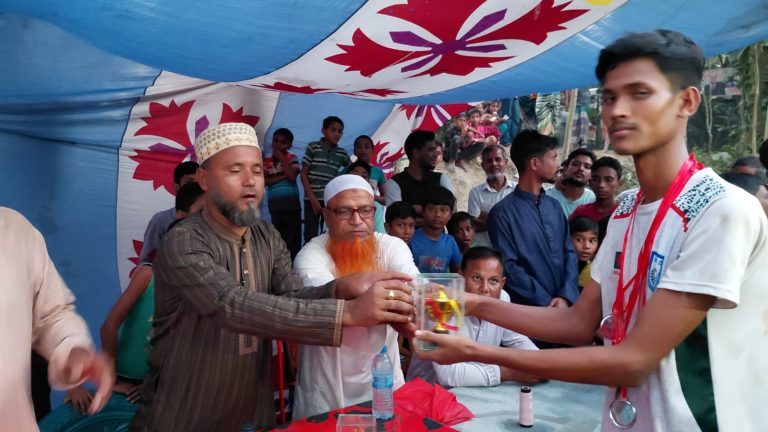 ‘মাদক ছেড়ে খেলতে আসি, সুস্থ সমাজ গড়ে তুলি’—কুড়িগ্রামের ভোগডাঙ্গায় চাইনিজ ফুটবল টুর্নামেন্টের ফাইনাল