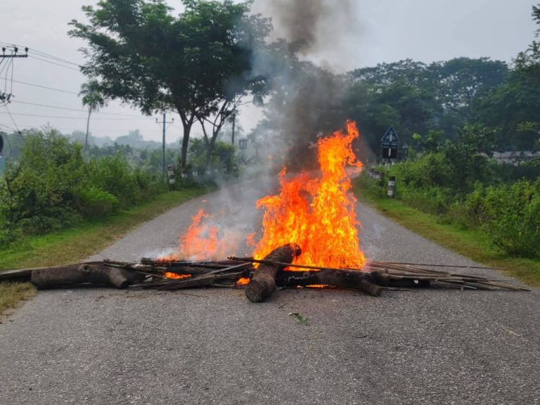 সাজেকে হামলা-ভাঙচুরের প্রতিবাদে খাগড়াছড়িতে সড়ক অবরোধ পালন