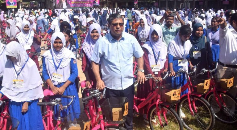 জাইমা রহমানের জন্মদিনে বগুড়ার শিবগঞ্জে ৫৪৮ ছাত্রীর হাতে বাইসাইকেল তুলে দিলেন মীর শাহে আলম