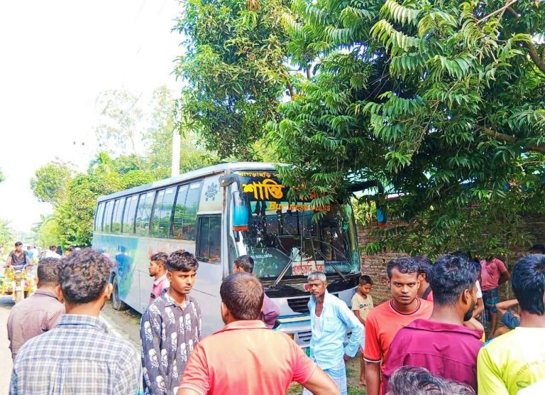 বাস চাপায় প্রাণ হারালেন সড়কের পাশে দাঁড়িয়ে থাকা বউ-শাশুড়ি