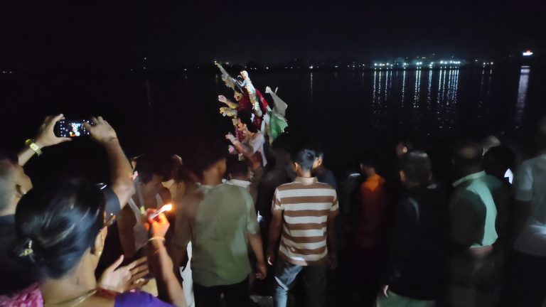ভৈরবে মেঘনা নদীতে প্রতিমা বিসর্জনের মধ্য দিয়ে শেষ হয়েছে শারদীয় দুর্গোৎসব ভক্তদের উপচে পড়া ভিড়