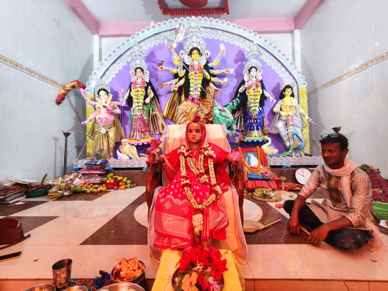 পাবনা রামকৃষ্ণ সেবাশ্রমে কুমারী পূজায় দর্শনার্থীদের ভীড়