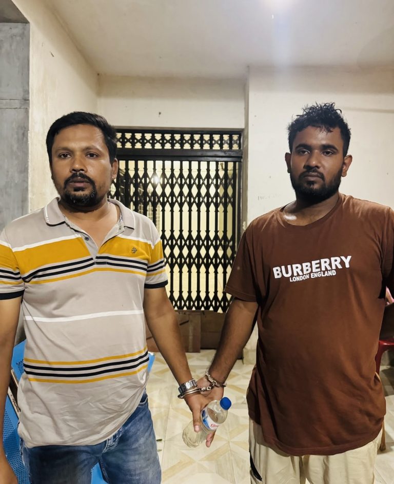 মাদারীপুরে পুলিশের ওপর ইটপাটকেল নিক্ষেপ, পালানো দুই আসামিকে বুঝিয়ে পুলিশের কাছে দিলেন কৃষক দলের নেতা