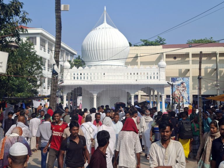 লালনের টানে ছেঁউড়িয়ায় সাধু-বাউল ও ভক্তদের মিলনমেলা