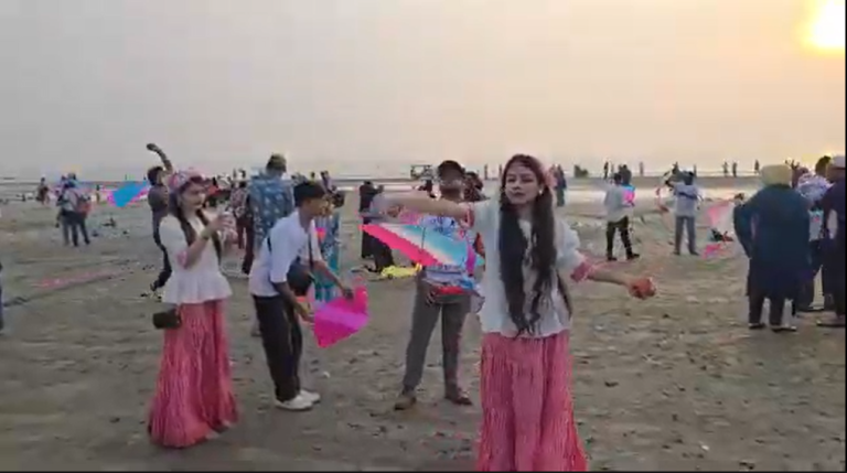 পটুয়াখালীর কুয়াকাটায় কার্নিভাল উপলক্ষে ঘুড়ি উৎসব ও চিত্রাংকন প্রতিযোগিতাসহ নানা আয়োজনে উদযাপিত হচ্ছে