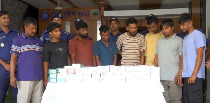 বগুড়ার ধুনটে ৩৫ লাখ টাকার ৯৪ স্মার্টফোন চুরি, আন্তঃজেলা চোরচক্রের ৮ সদস্য গ্রেপ্তার