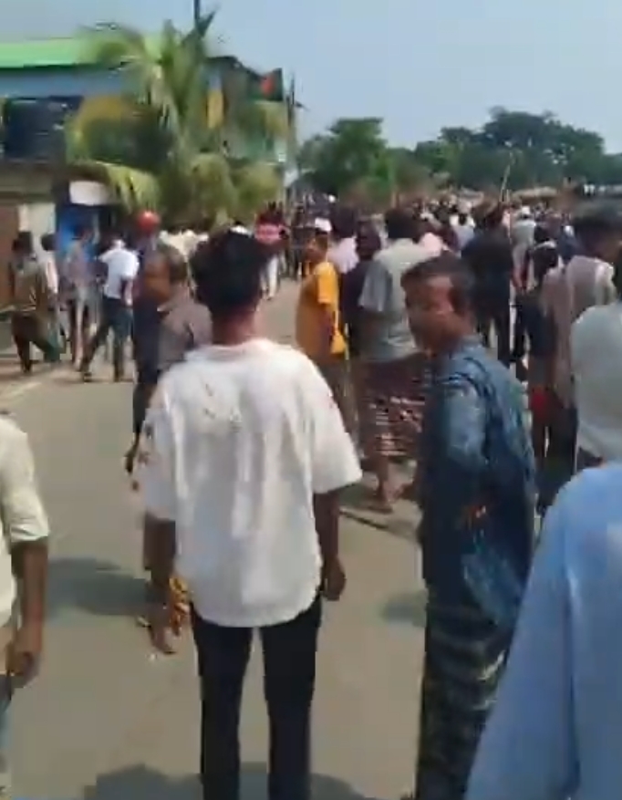 তাহিরপুরে মাইকে ঘোষণা দিয়ে চার গ্রামবাসীর সংঘর্ষ, বাড়িতে অগ্নিসংযোগ