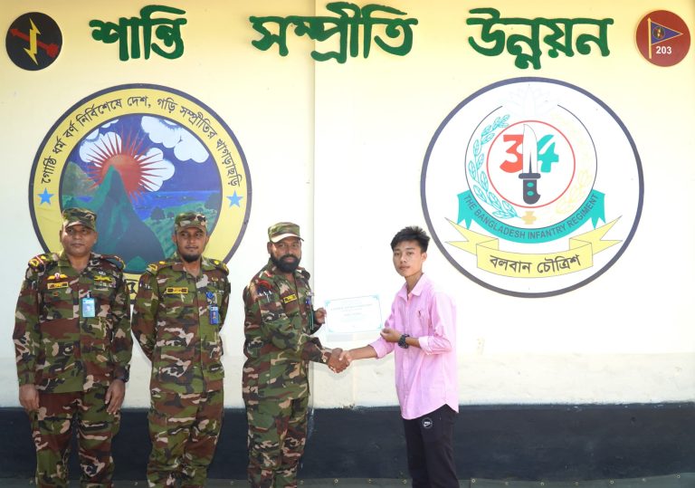 লংগদুতে সেনাবাহিনীর কারিগরি প্রশিক্ষণের দ্বিতীয় ধাপ সম্পন্ন: ৪৮ জন প্রশিক্ষণার্থীর মাঝে সনদপত্র ও ১২ জন শিক্ষার্থীর মাঝে প্রাথমিক চিকিৎসা বক্স বিতরণ