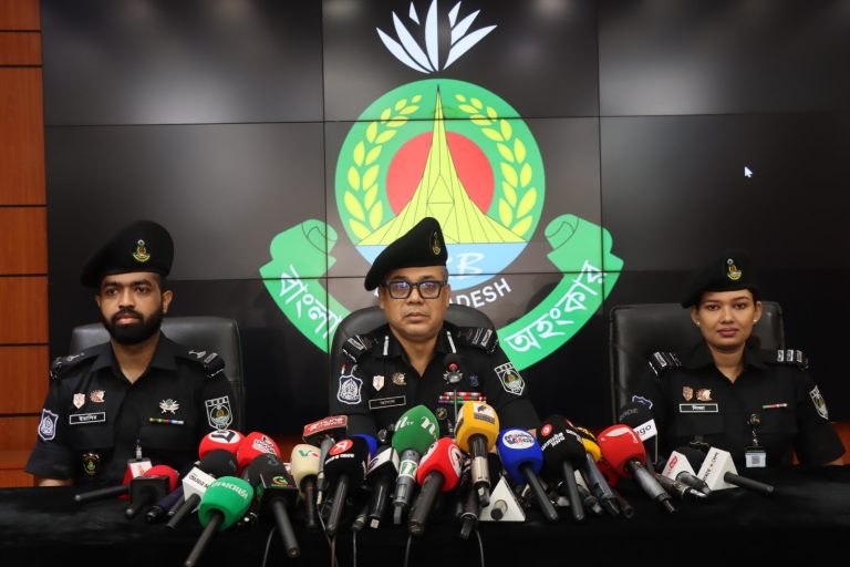 দক্ষিণ কেরানীগঞ্জে ৪৬৩ বোতল ফেনসিডিলসহ গ্রেপ্তার ২, মাইক্রোবাস জব্দ