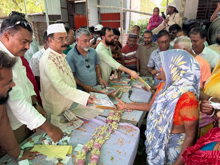 কেরানীগঞ্জে দুর্গাপূজা উপলক্ষে উপহার বিতরণ