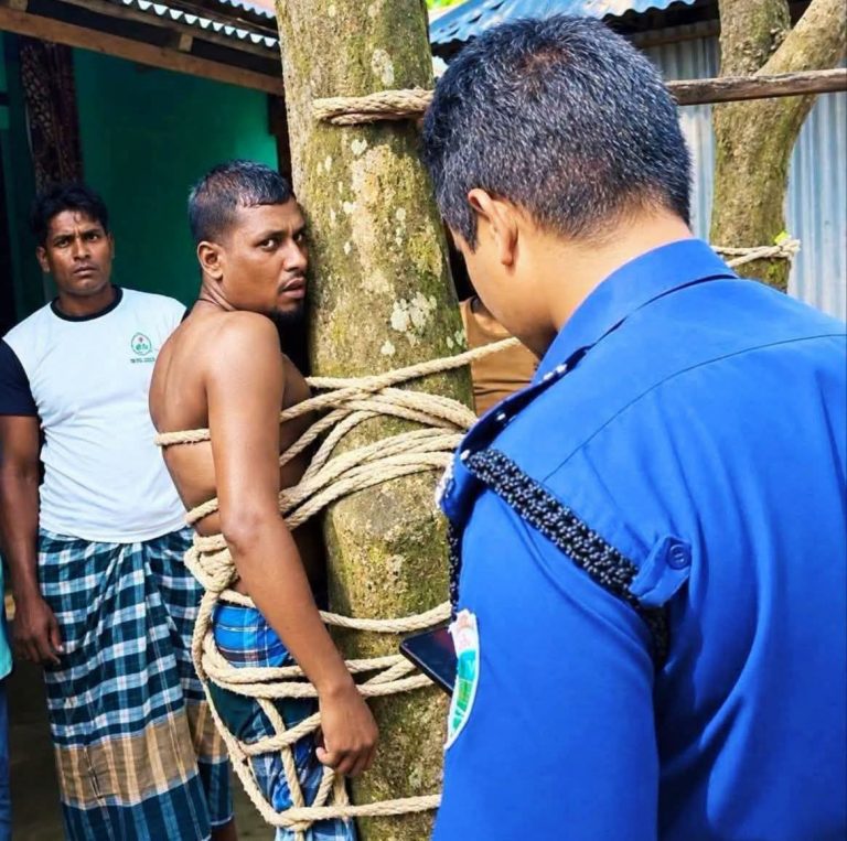 শিবগঞ্জে পারিবারিক দ্বন্দ্বে নানাকে ছুরিকাঘাতের অভিযোগ, নাতিকে গাছে বেঁধে রাখল গ্রামবাসী