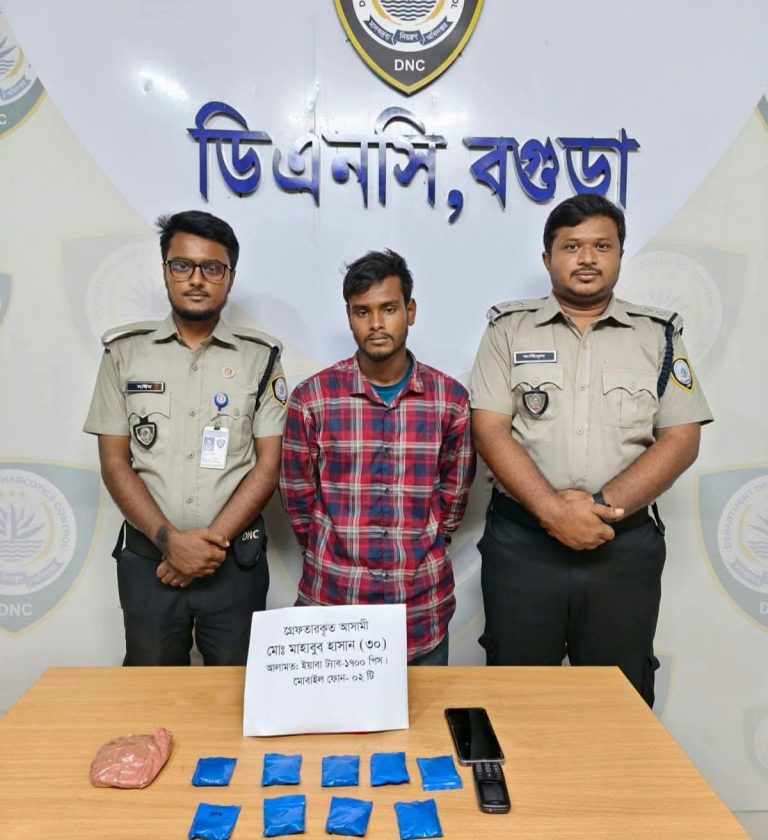 বগুড়ার শিবগঞ্জে যাত্রীবাহী বাসে ১,৭০০ ইয়াবাসহ যাত্রী গ্রেপ্তার