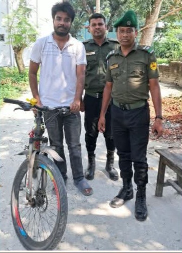 হারিয়ে যাওয়া সাইকেল উদ্ধার করল আনসার সদস্য
