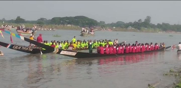 নবাবগঞ্জের দৌলতপুরে জমজমাট নৌকা বাইচ: ধলেশ্বরী তীরে হাজারো মানুষের ঢল