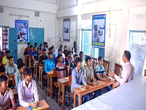 তরুণদের মোবাইল সার্ভিসিং প্রশিক্ষণ দিলেন চাঁপাইনবাবগঞ্জ ৫৩ বিজিবির
