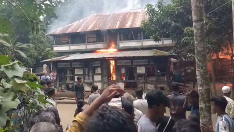 মাদারীপুরের কালকিনিতে শিশুকে ধর্ষণচেষ্টার অভিযোগে বাড়িতে অগ্নিসংযোগ