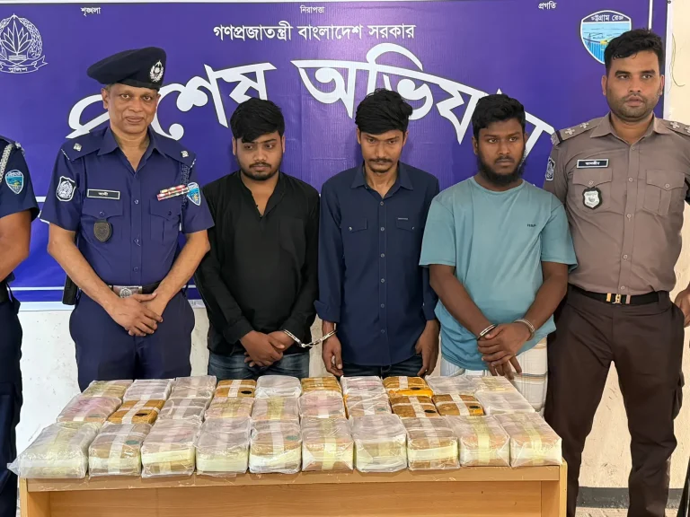 কক্সবাজারে ফ্ল্যাটে অভিযান, ৩ লাখ ইয়াবাসহ গ্রেপ্তার ৩