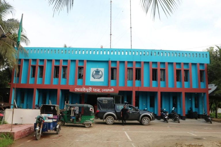 হেলমেট পরে এসে চায়ের দোকানে বসা বৃদ্ধকে গুলি