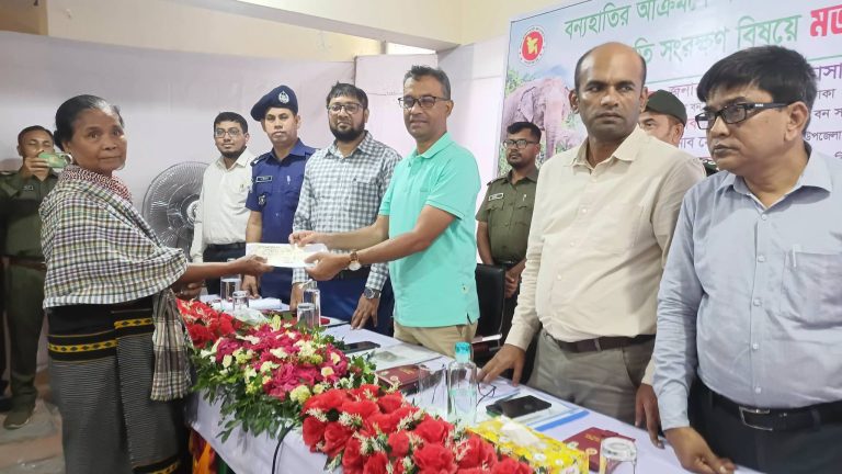 লামায় বন্যহাতির আক্রমণে ক্ষতিগ্রস্ত ৬৬ পরিবারের মাঝে চেক বিতরণ করলেন প্রধান বন সংরক্ষক আমির হোসাইন চৌধুরী