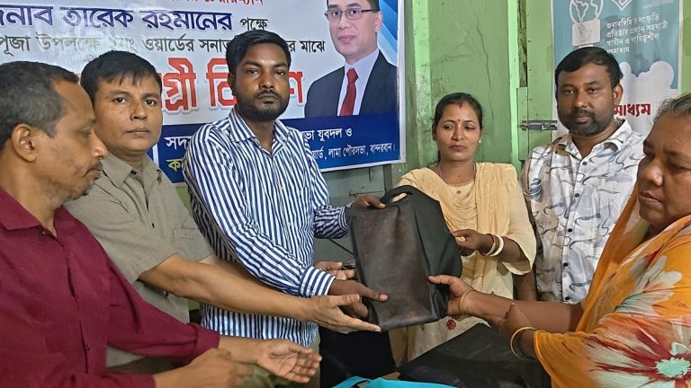 লামায় দুর্গাপূজা উপলক্ষে সমাজসেবক শফিকুল ইসলাম’র উপহার সামগ্রী পেল ১০০ হিন্দু পরিবার