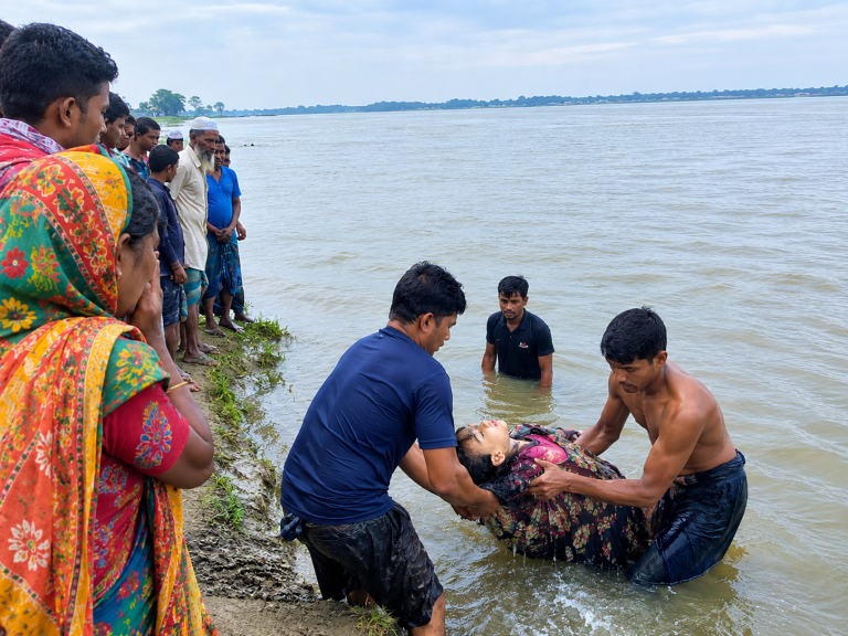 ফুফুর সঙ্গে কাপড় ধুতে গিয়ে প্রাণ গেল শিশুর